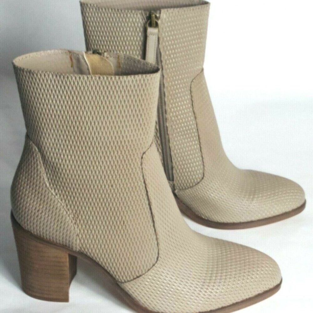 NEW Hinge Sz 8.5 DAPHNE Boots Taupe Side Zip Women